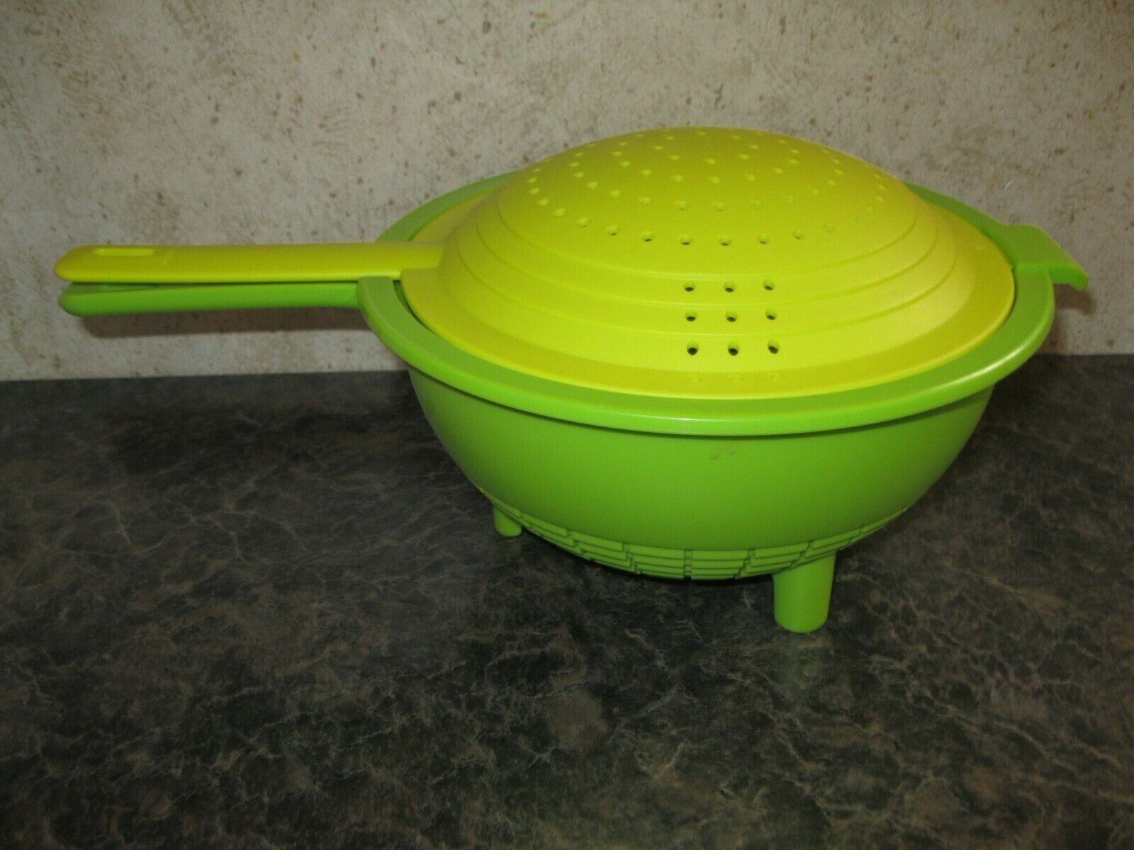 Tupperware 2 Quart Double Colander W/ Handle Strainer Bowl ~ Green (prev Owned)